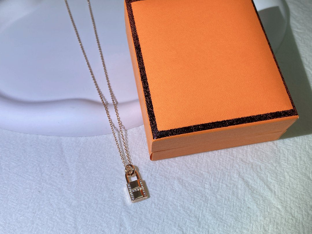 [KELA]HM ADVANCED NICHE LOCK HEAD NECKLACE DIAMONDS
