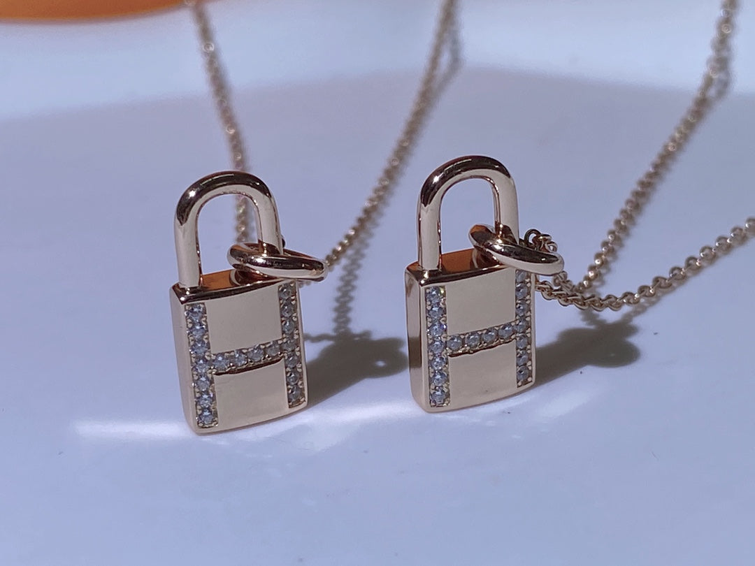 [KELA]HM ADVANCED NICHE LOCK HEAD NECKLACE DIAMONDS