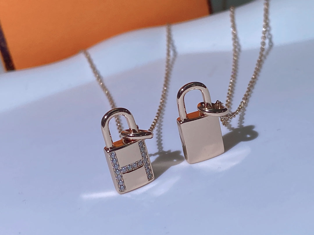 [KELA]HM ADVANCED NICHE LOCK HEAD NECKLACE DIAMONDS