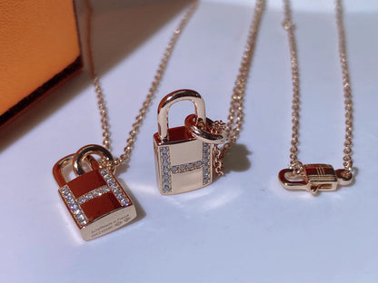 [KELA]HM ADVANCED NICHE LOCK HEAD NECKLACE DIAMONDS