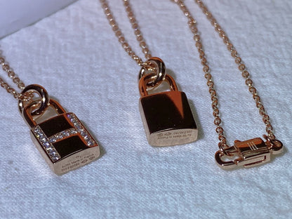 [KELA]HM ADVANCED NICHE LOCK HEAD NECKLACE DIAMONDS