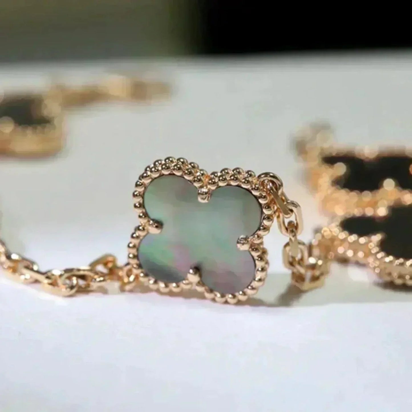 [KELA]LUCKY CLOVER 5-MOTIF BRACELET - GREY MOTHER-OF-PEARL COLLECTION