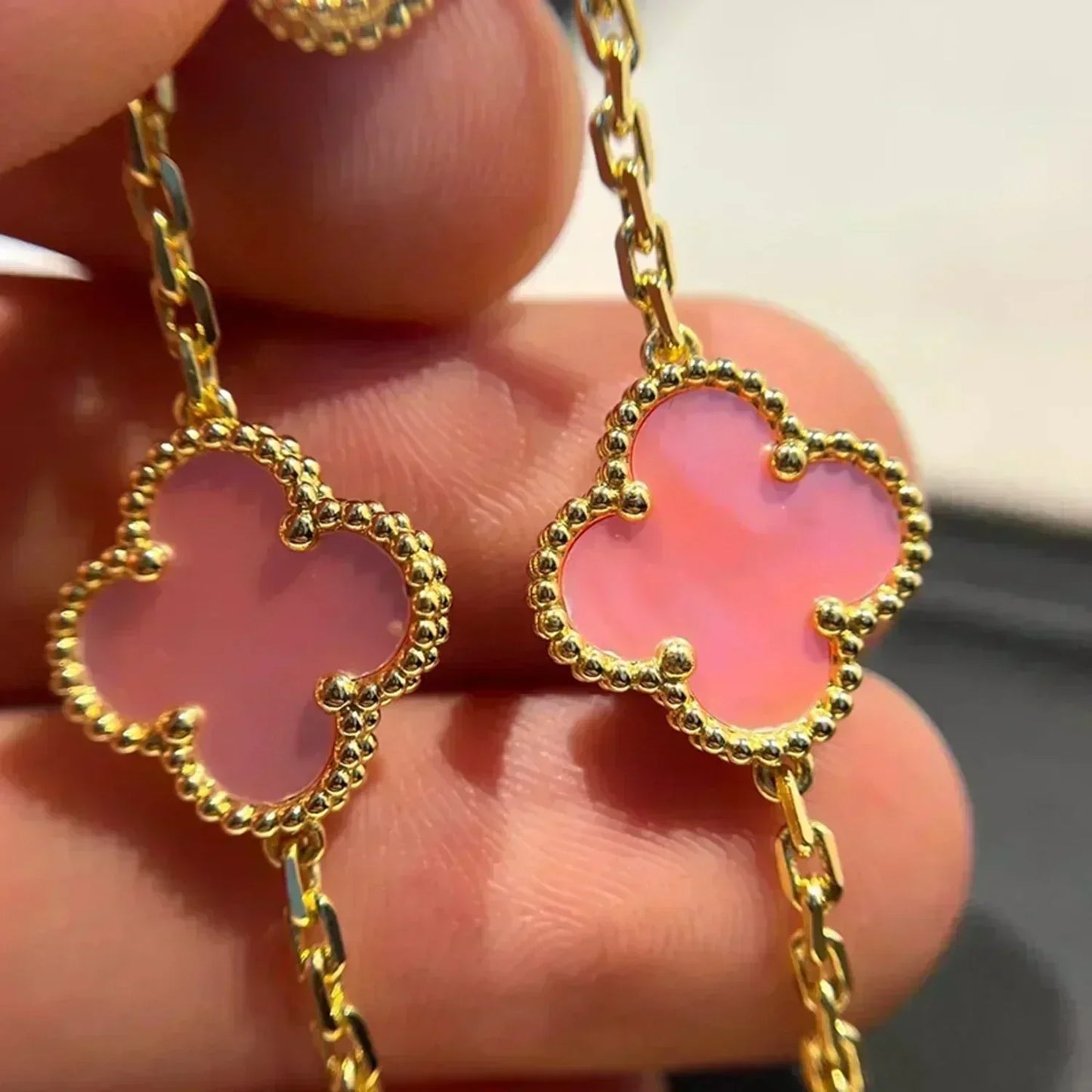 [KELA]LUCKY CLOVER 5-MOTIF BRACELET - PINK MOTHER-OF-PEARL COLLECTION