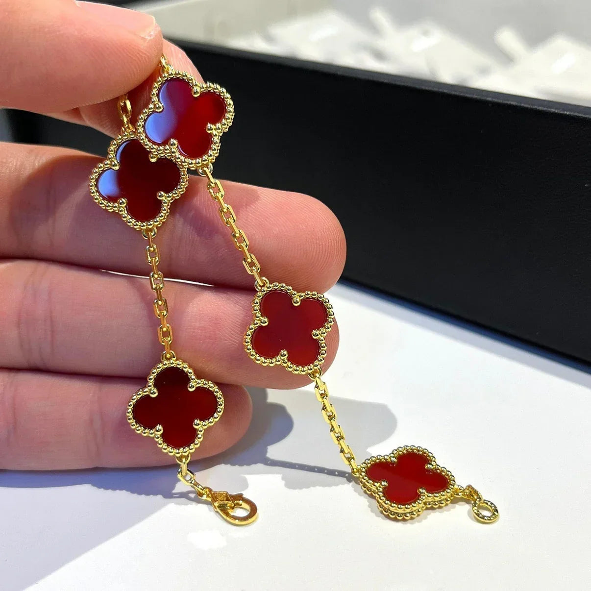 [KELA]LUCKY CLOVER 5-MOTIF BRACELET - RED CARNELIAN COLLECTION