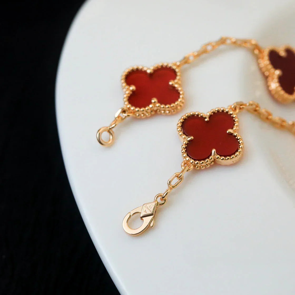 [KELA]LUCKY CLOVER 5-MOTIF BRACELET - RED CARNELIAN COLLECTION