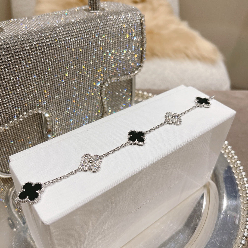 [KELA]LUCKY CLOVER 5-MOTIF BRACELET - BLACK OXNY COLLECTION