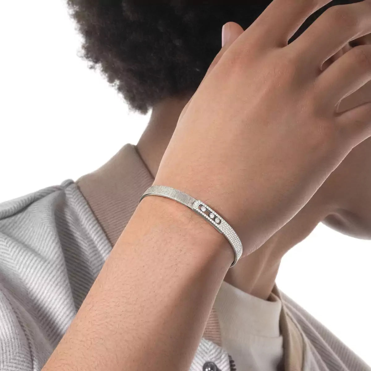 [KELA]MOVE NOA CISELÉ HALF-PAVÉ DIAMOND BANGLE BRACELET