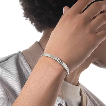 [KELA]MOVE NOA CISELÉ HALF-PAVÉ DIAMOND BANGLE BRACELET