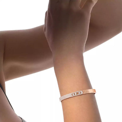 [KELA]MOVE NOA CISELÉ HALF-PAVÉ DIAMOND BANGLE BRACELET