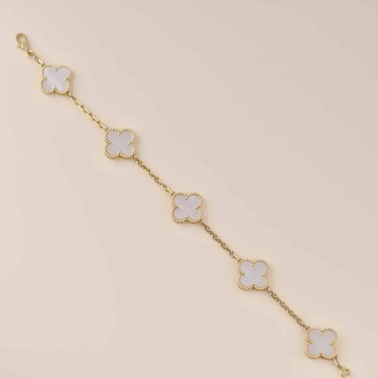 [KELA]LUCKY CLOVER 5-MOTIF BRACELET - WHITE MOTHER-OF-PEARL COLLECTION