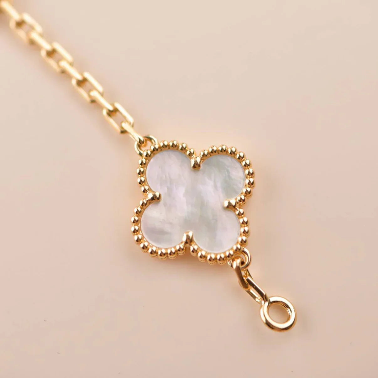 [KELA]LUCKY CLOVER 5-MOTIF BRACELET - WHITE MOTHER-OF-PEARL COLLECTION