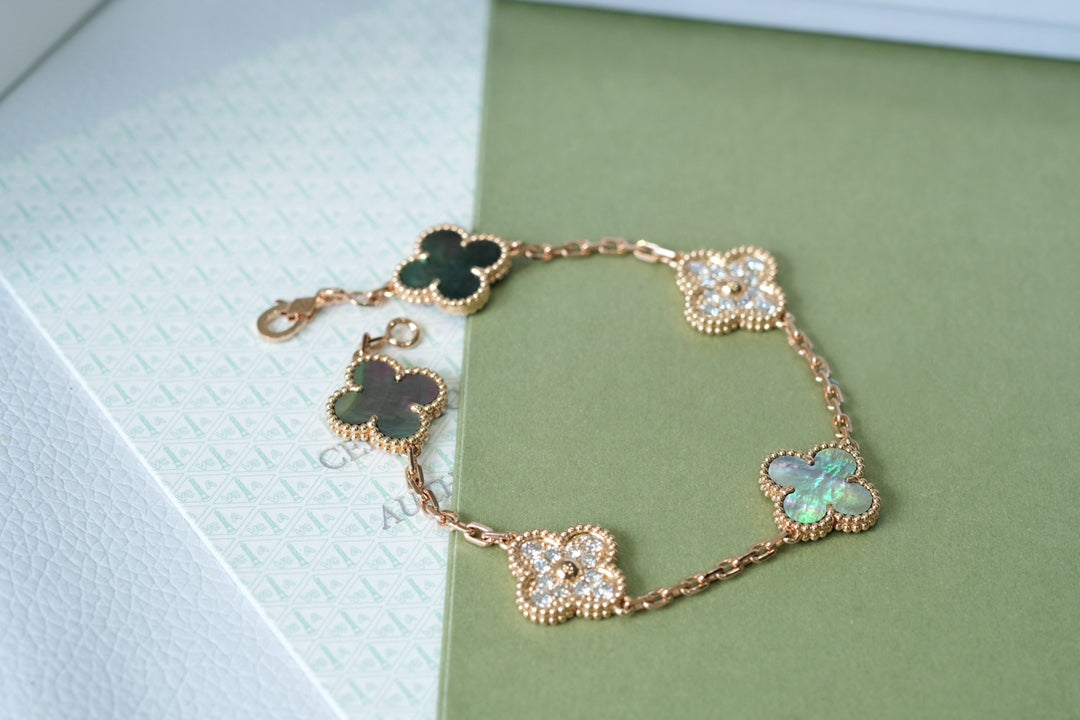[KELA]LUCKY CLOVER 5-MOTIF BRACELET - GREY MOTHER-OF-PEARL COLLECTION