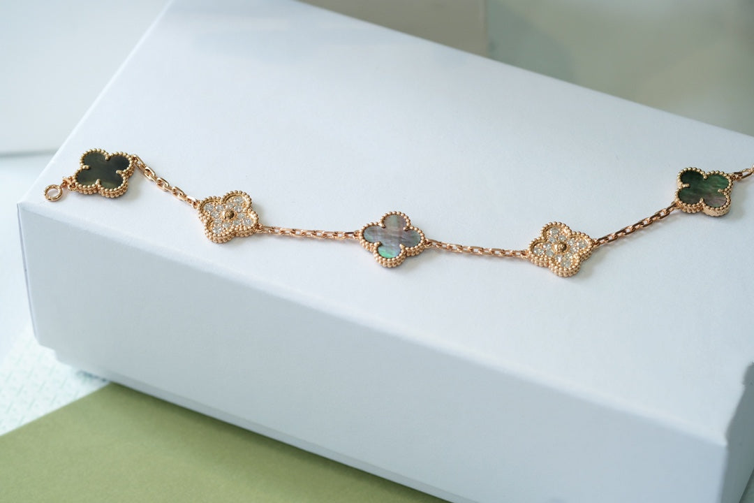 [KELA]LUCKY CLOVER 5-MOTIF BRACELET - GREY MOTHER-OF-PEARL COLLECTION