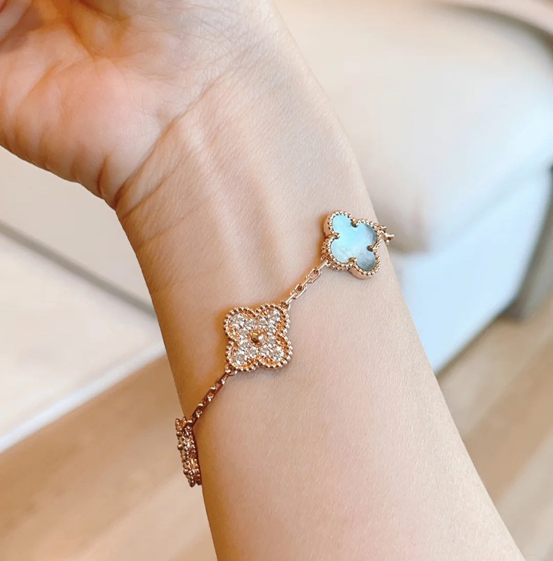 [KELA]LUCKY CLOVER 5-MOTIF BRACELET - GREY MOTHER-OF-PEARL COLLECTION