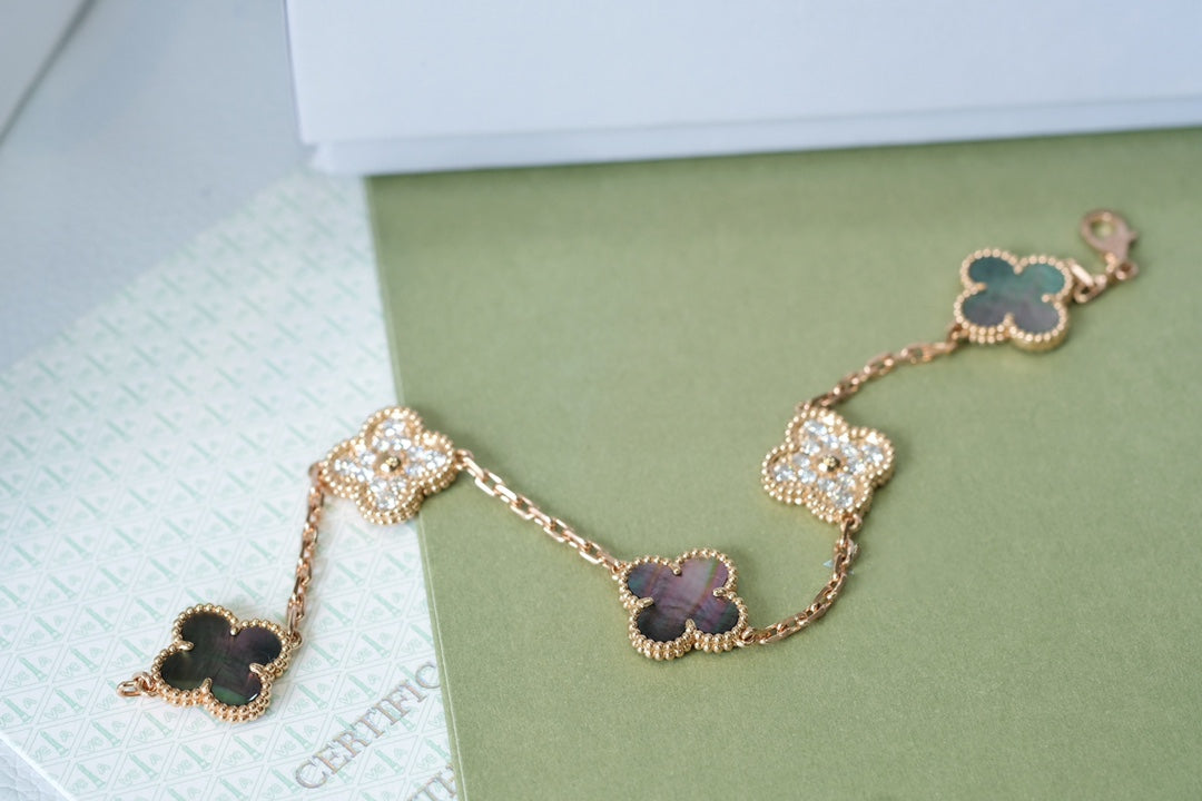 [KELA]LUCKY CLOVER 5-MOTIF BRACELET - GREY MOTHER-OF-PEARL COLLECTION