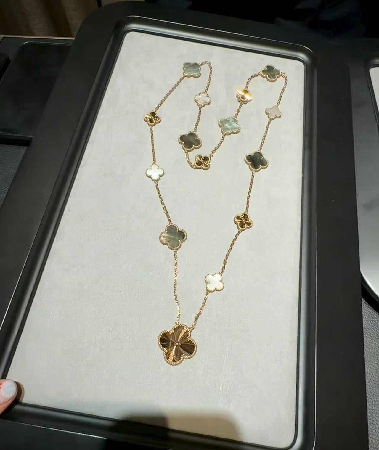 [KELA]DETACHABLE 15-MOTIF CLOVER STATEMENT SET - GREY MOTHER-OF-PEARL & LASER