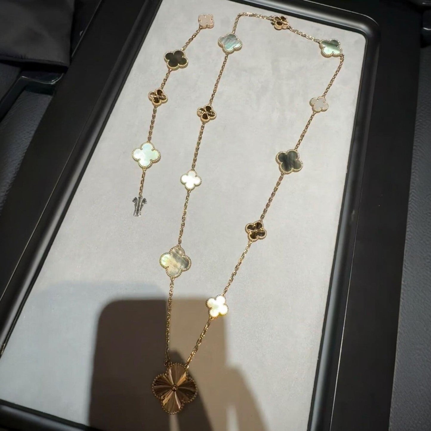 [KELA]DETACHABLE 15-MOTIF CLOVER STATEMENT SET - GREY MOTHER-OF-PEARL & LASER