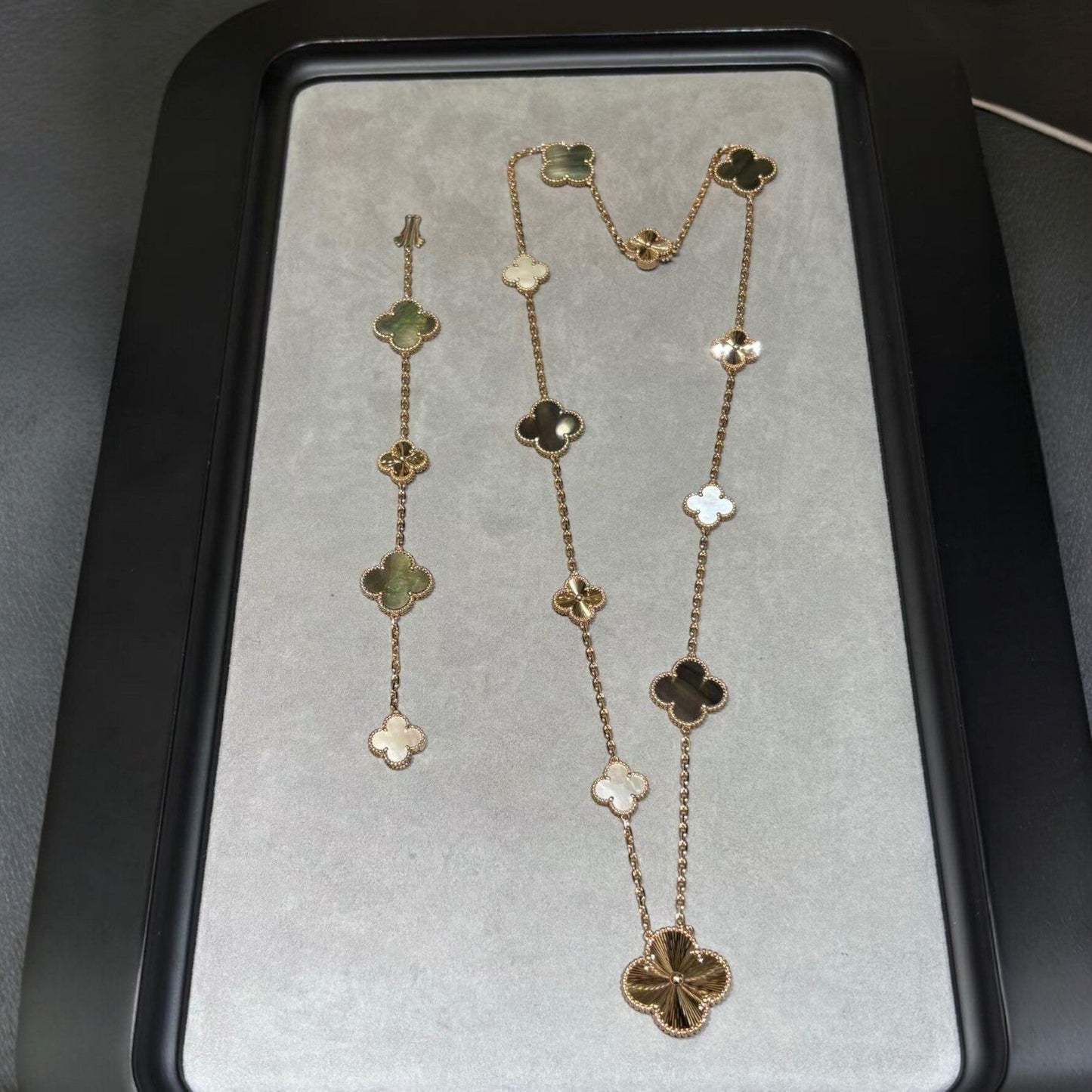 [KELA]DETACHABLE 15-MOTIF CLOVER STATEMENT SET - GREY MOTHER-OF-PEARL & LASER