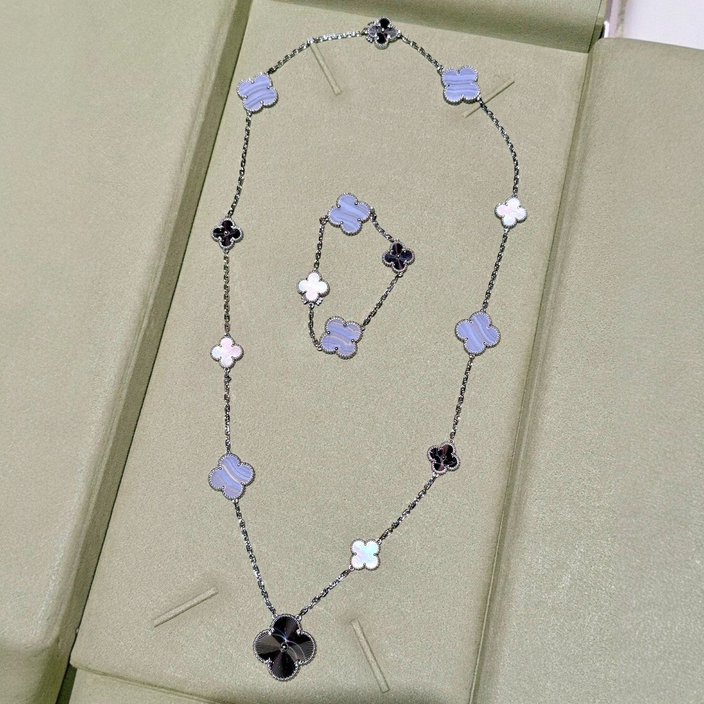 [KELA]DETACHABLE 15-MOTIF CLOVER STATEMENT SET - PURPLE CHALCEDONY & LASER