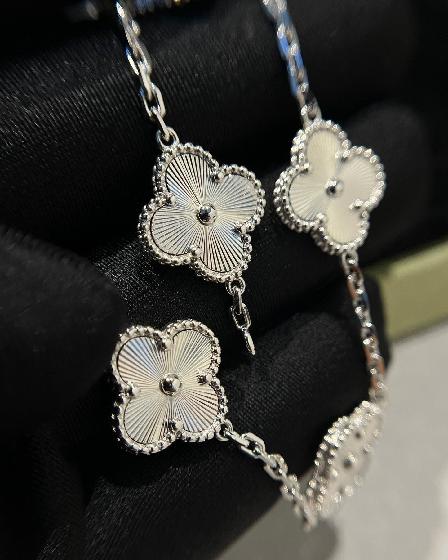 [KELA]LUCKY CLOVER 5-MOTIF BRACELET - LASER COLLECTION