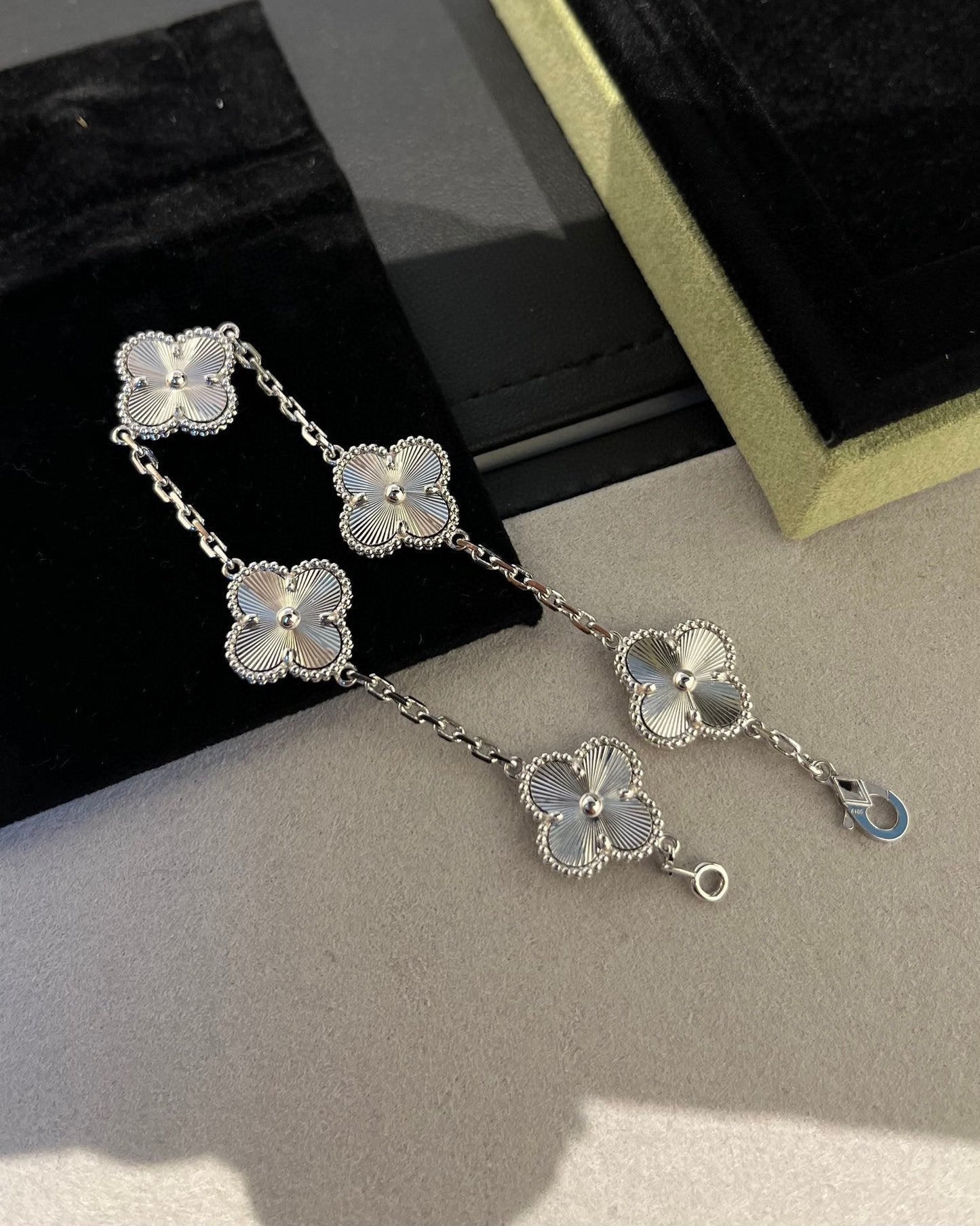 [KELA]LUCKY CLOVER 5-MOTIF BRACELET - LASER COLLECTION