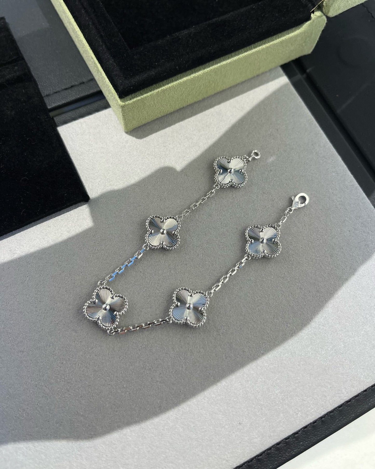 [KELA]LUCKY CLOVER 5-MOTIF BRACELET - LASER COLLECTION
